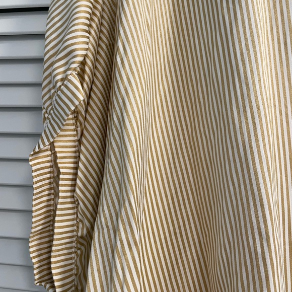 Everyday Chic Boutique Button Down Swing Top. Cream & Gold Stripes. Size M/L. - Picture 2 of 6
